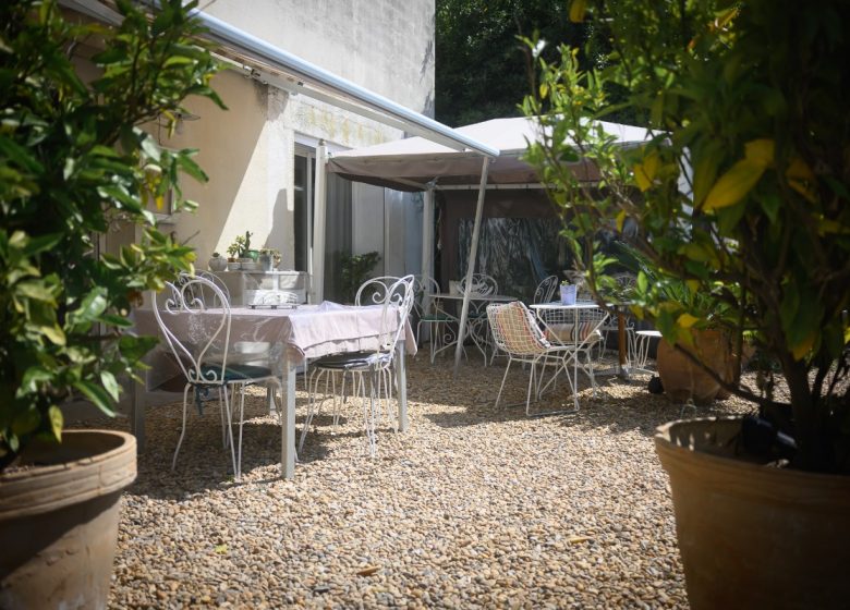 BÉZIERS : CHAMBRE D’HÔTES POUR 5 PERSONNES AVEC PISCINE ET JARDIN